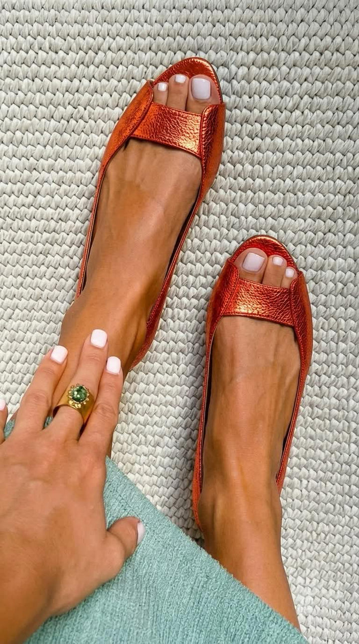 Laura – Öppna sandaler med metallicdetalj