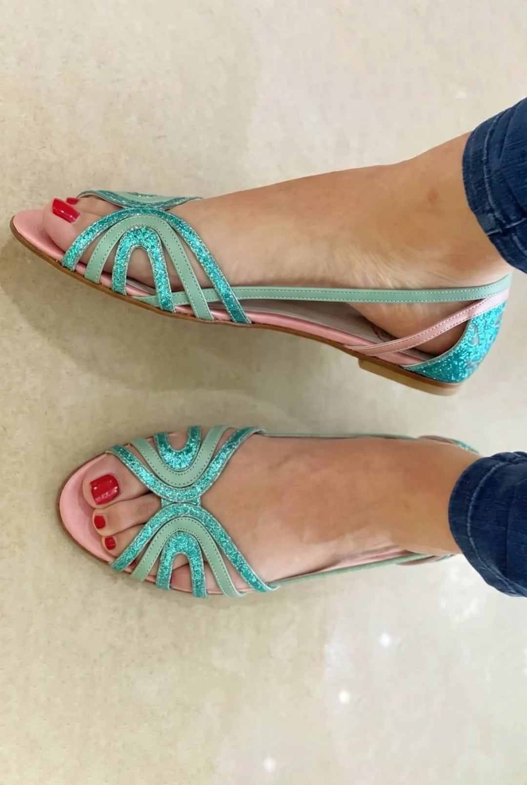 Hjördis – Platta sandaler med utskurna detaljer