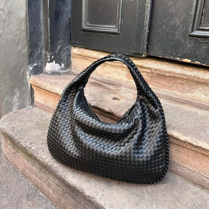 Thyra – Flätad hoboväska med lyxig struktur