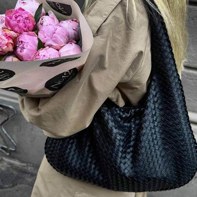 Thyra – Flätad hoboväska med lyxig struktur