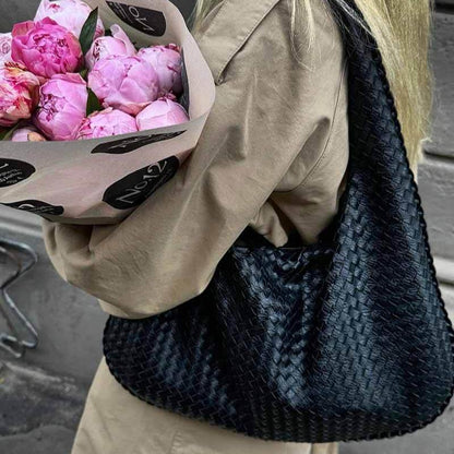 Thyra – Flätad hoboväska med lyxig struktur