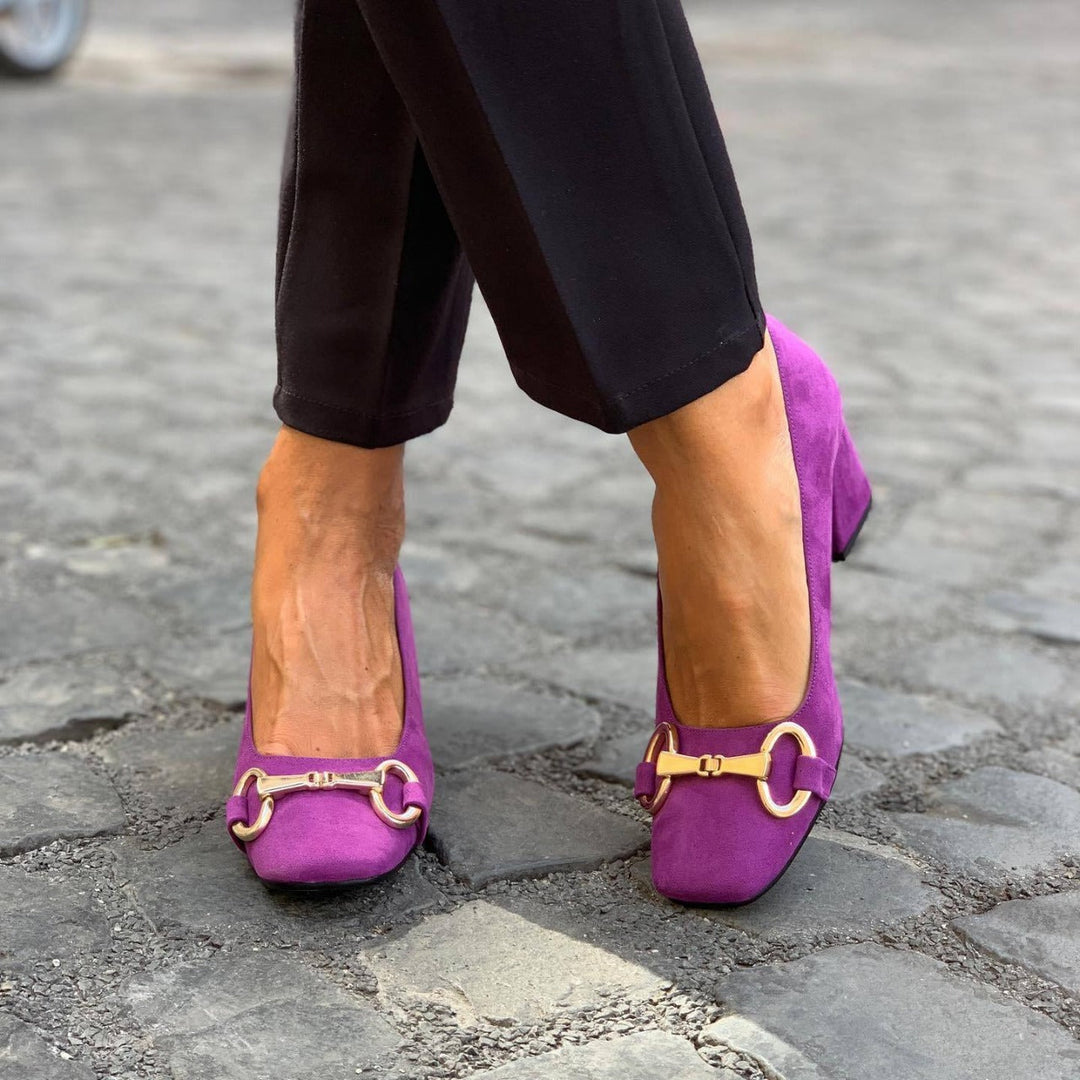 Jenny – Eleganta pumps med gulddetalj