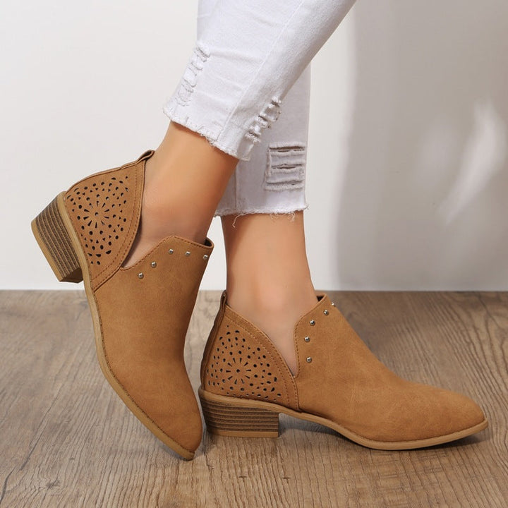 Johanna – Låg perforerad ankelboot i beige