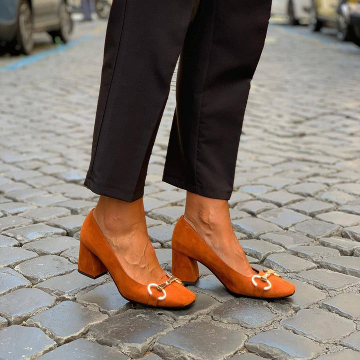 Jenny – Eleganta pumps med gulddetalj