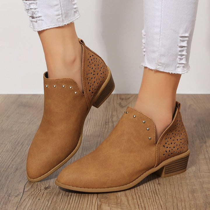 Johanna – Låg perforerad ankelboot i beige