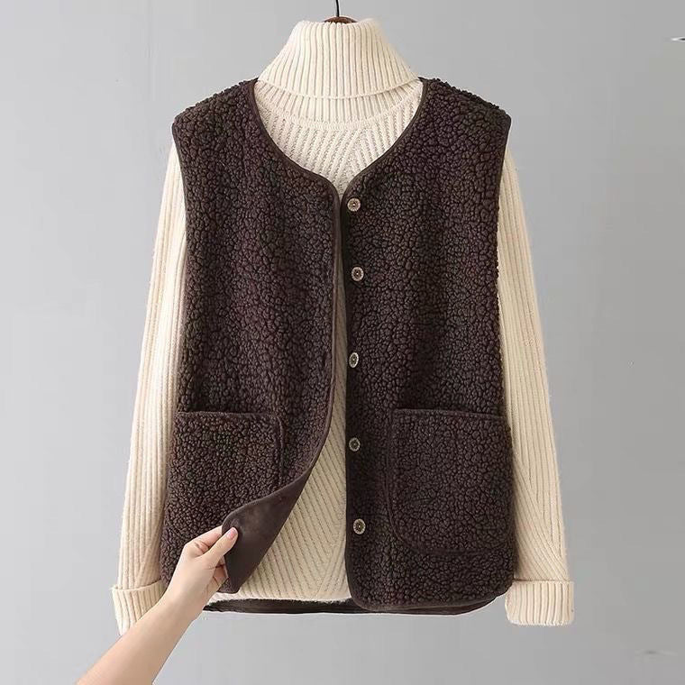 Flora – Vadderad väst med knappar och fickor
