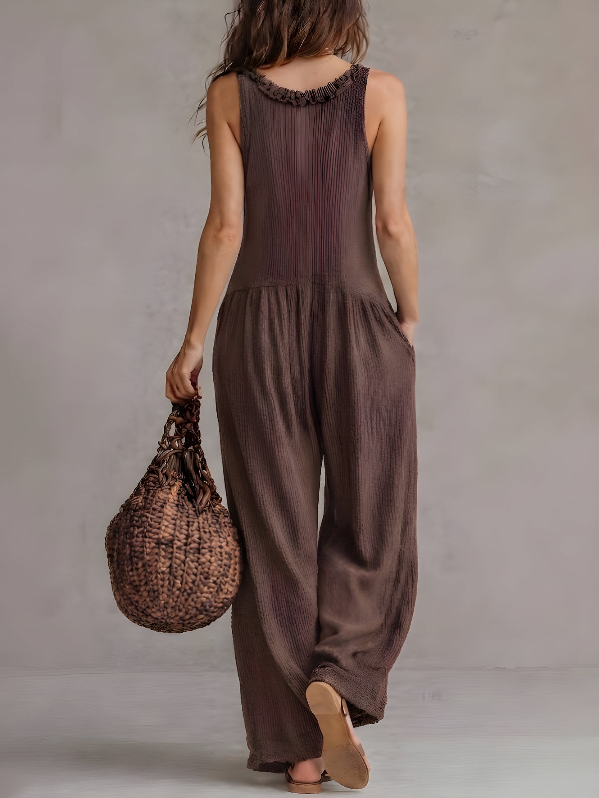 Ylva – Ledig jumpsuit med volangdetaljer