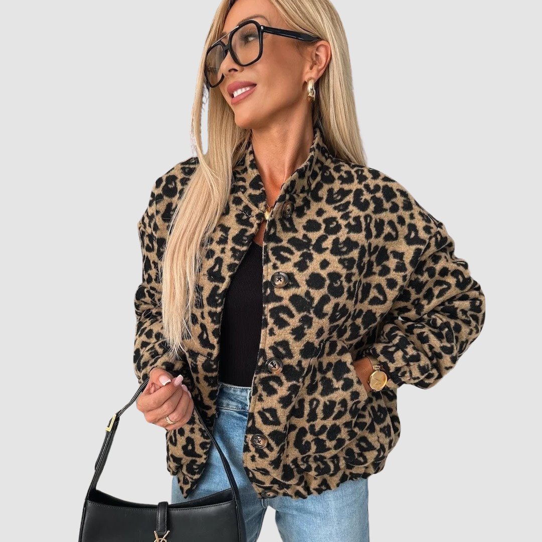 Gudrun – Kort jacka med leopardmönster