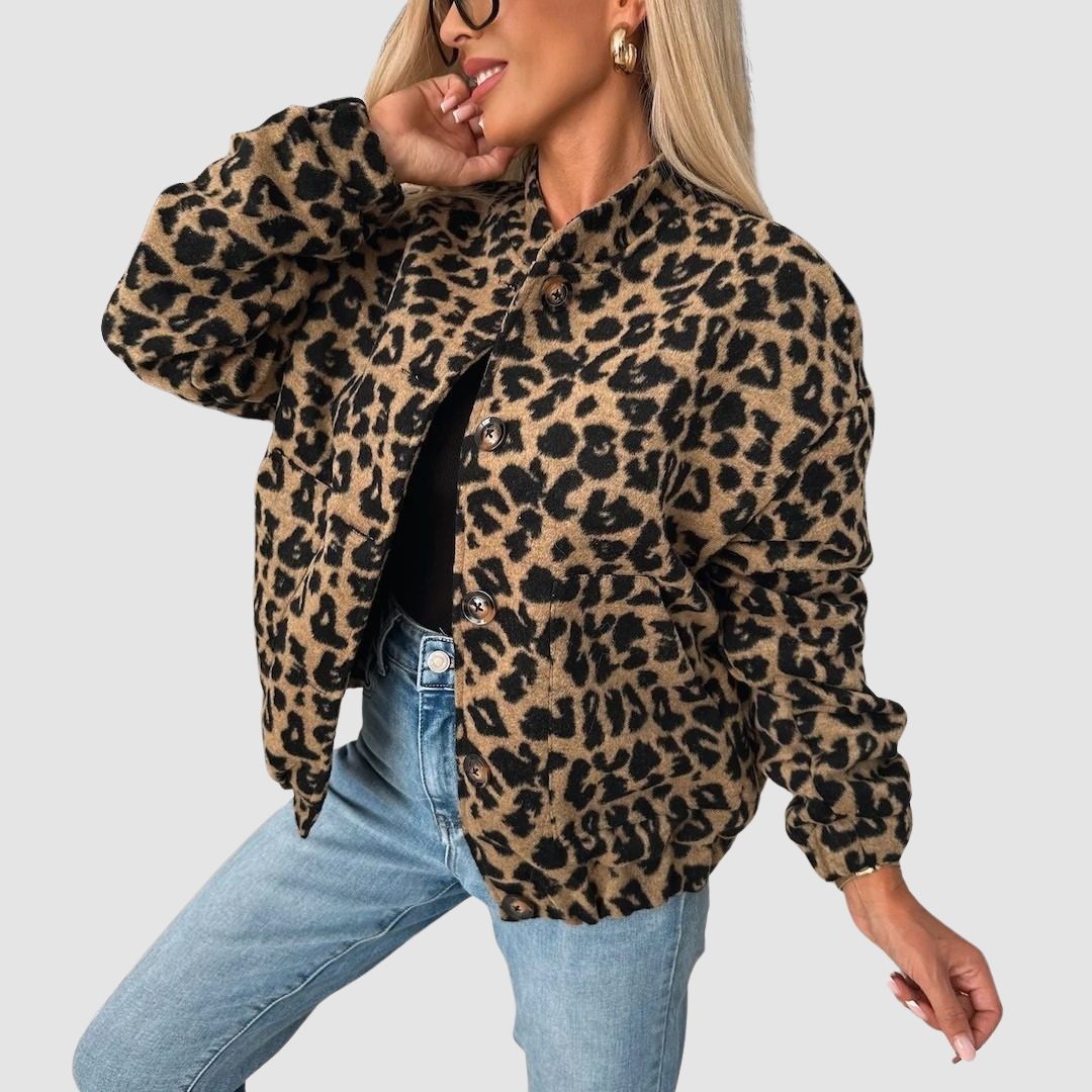 Gudrun – Kort jacka med leopardmönster