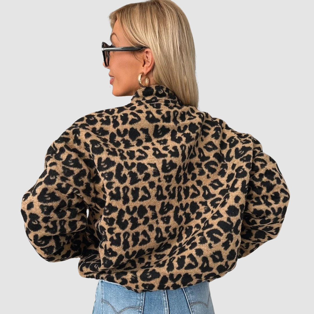 Gudrun – Kort jacka med leopardmönster