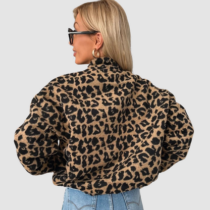 Gudrun – Kort jacka med leopardmönster