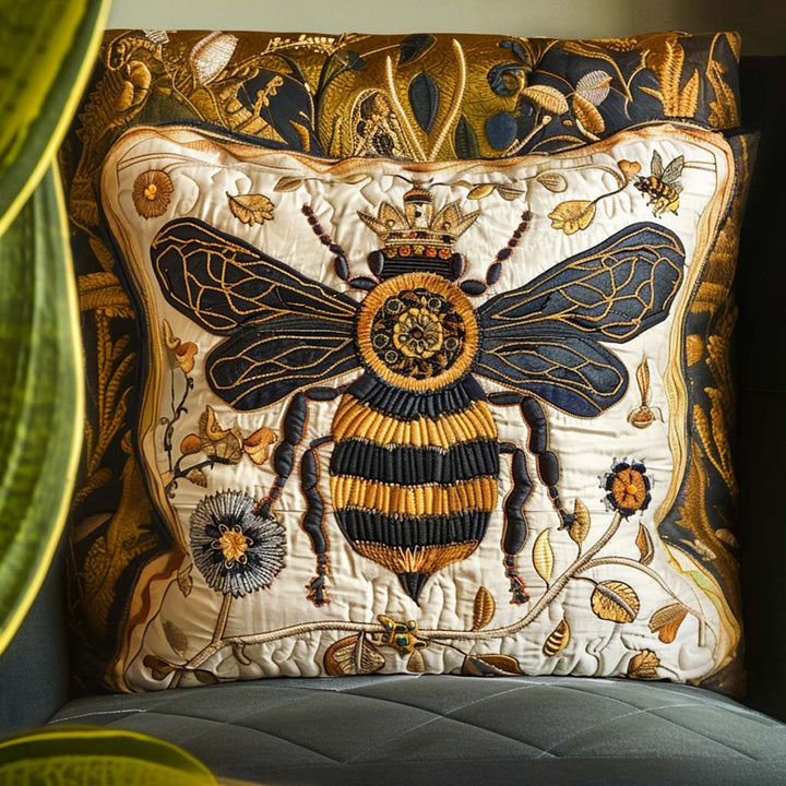 Sigrid – Broderat kuddfodral med drottningbi