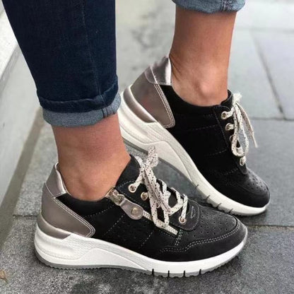 Molly – Sneakers med kilklack och snörning