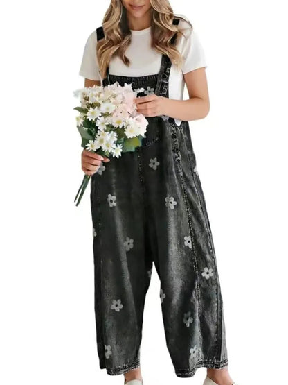 Majken – Blommig hängseloverall i denim