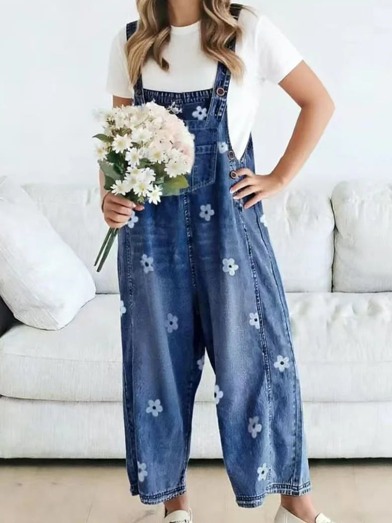 Majken – Blommig hängseloverall i denim