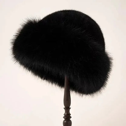 Svanhild – Fluffig hatt med plyschkant