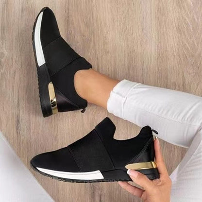 Fredrika – Sneakers med metalldetalj och dämpad sula