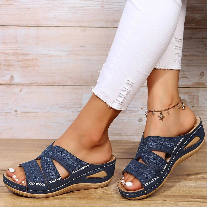Marta – Ortopediska slip in-sandaler med kilklack