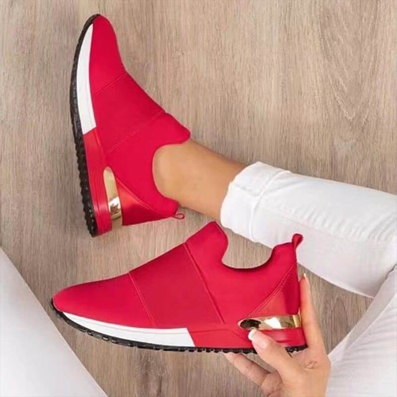 Fredrika – Sneakers med metalldetalj och dämpad sula