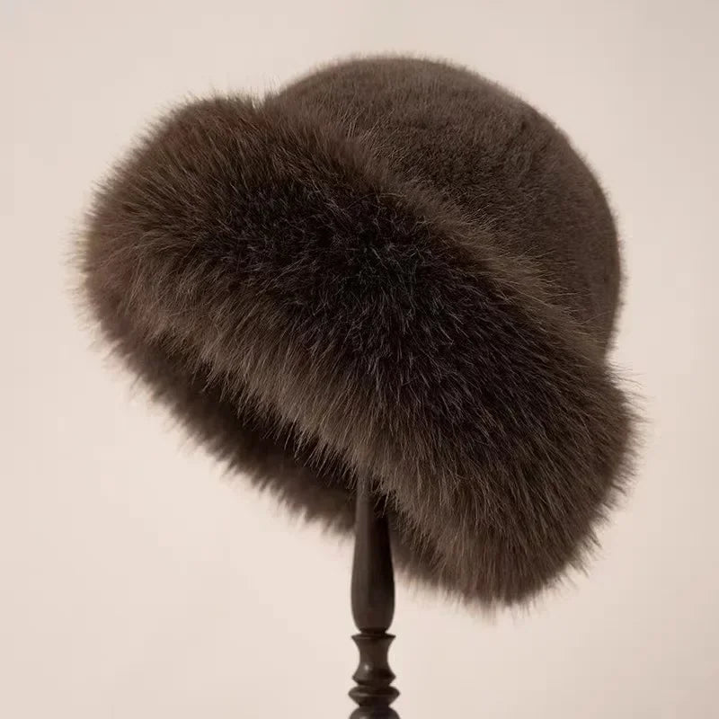 Svanhild – Fluffig hatt med plyschkant