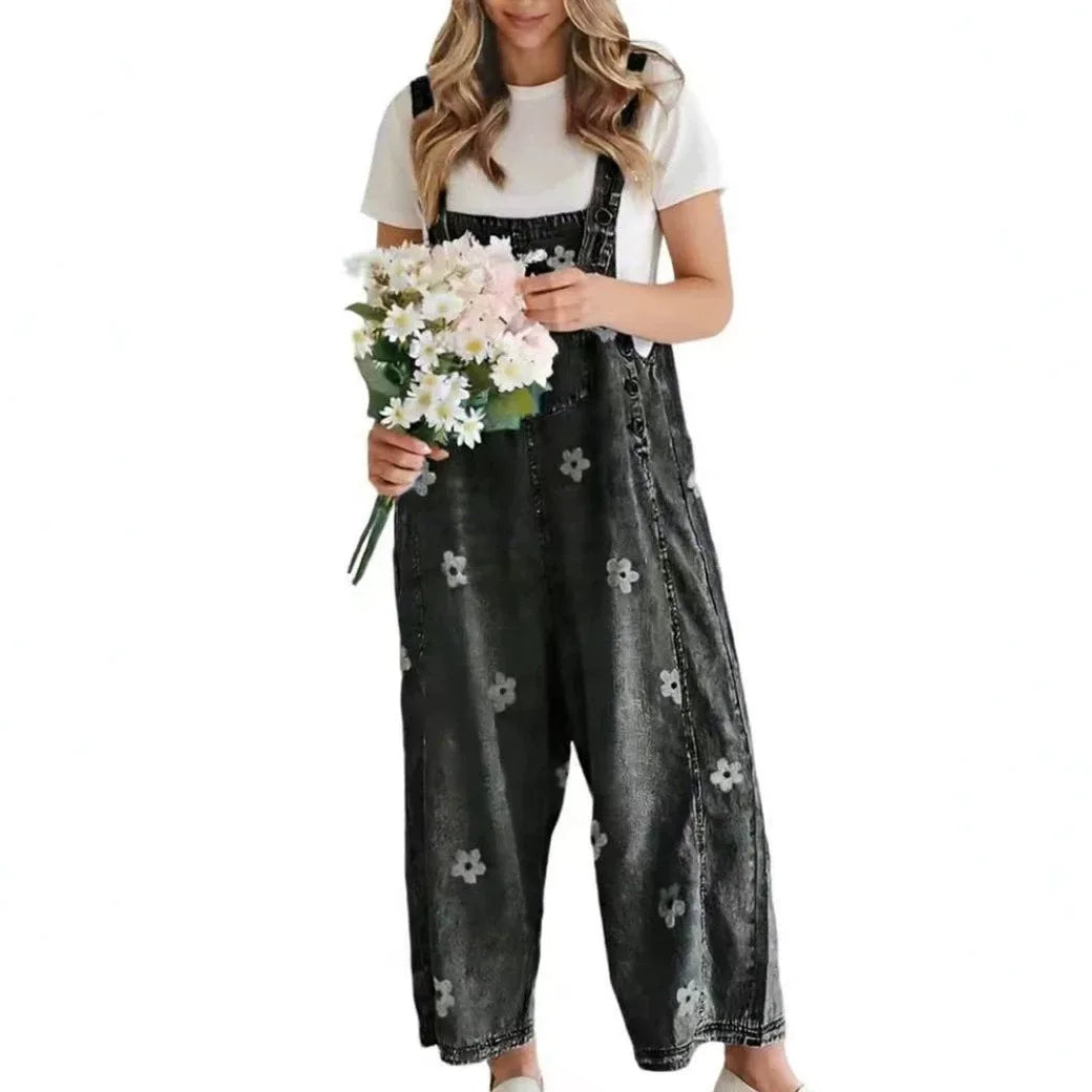 Majken – Blommig hängseloverall i denim