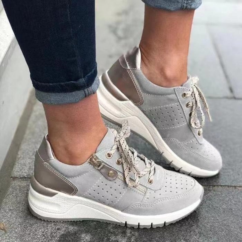Molly – Sneakers med kilklack och snörning
