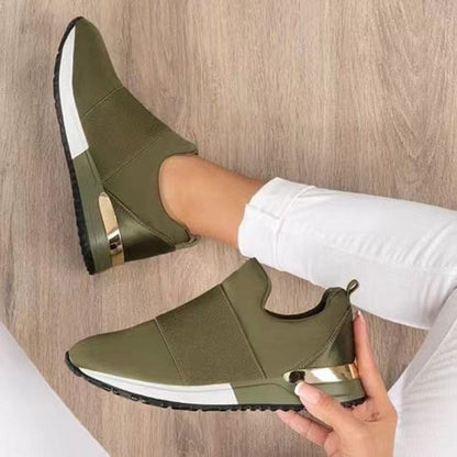Fredrika – Sneakers med metalldetalj och dämpad sula