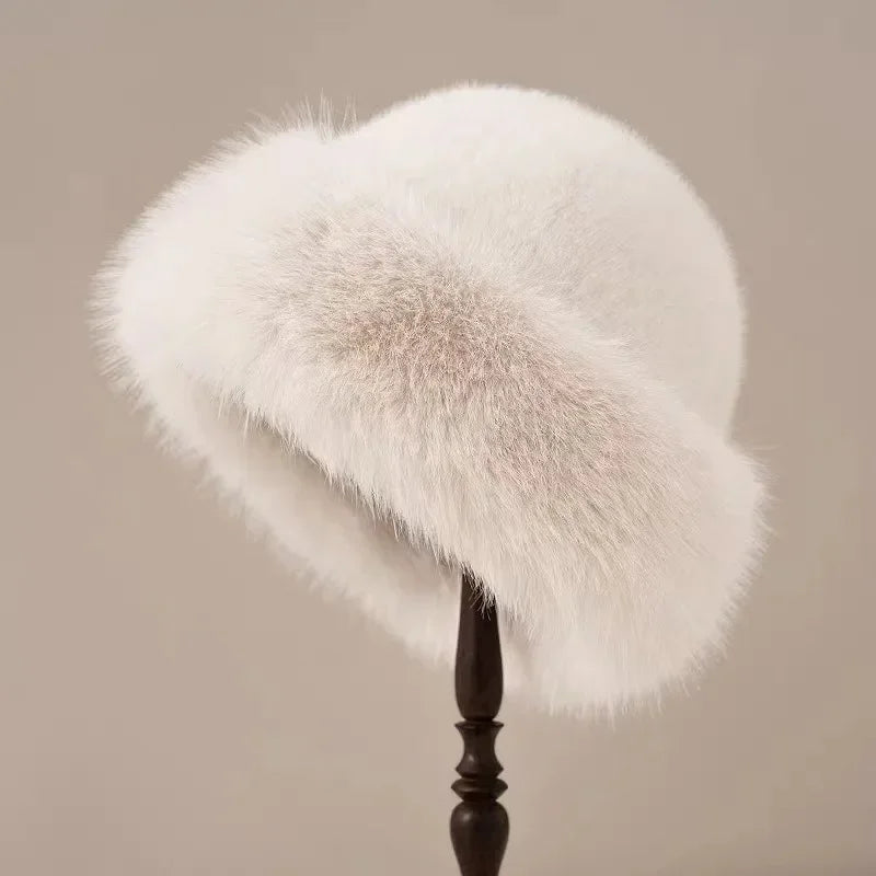 Svanhild – Fluffig hatt med plyschkant