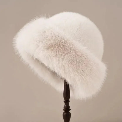 Svanhild – Fluffig hatt med plyschkant