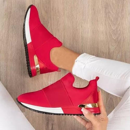 Fredrika – Sneakers med metalldetalj och dämpad sula