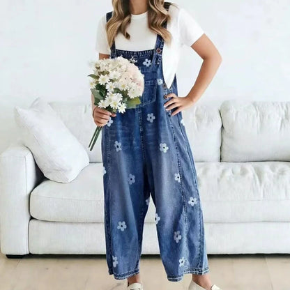 Majken – Blommig hängseloverall i denim