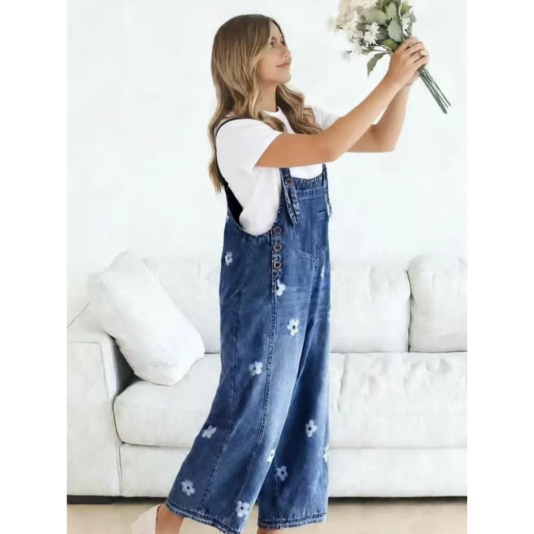 Majken – Blommig hängseloverall i denim
