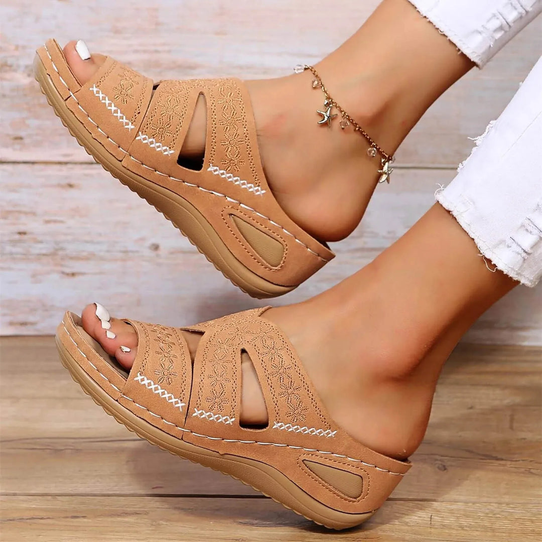 Marta – Ortopediska slip in-sandaler med kilklack