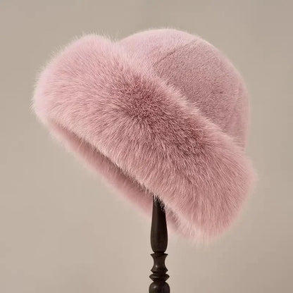 Svanhild – Fluffig hatt med plyschkant