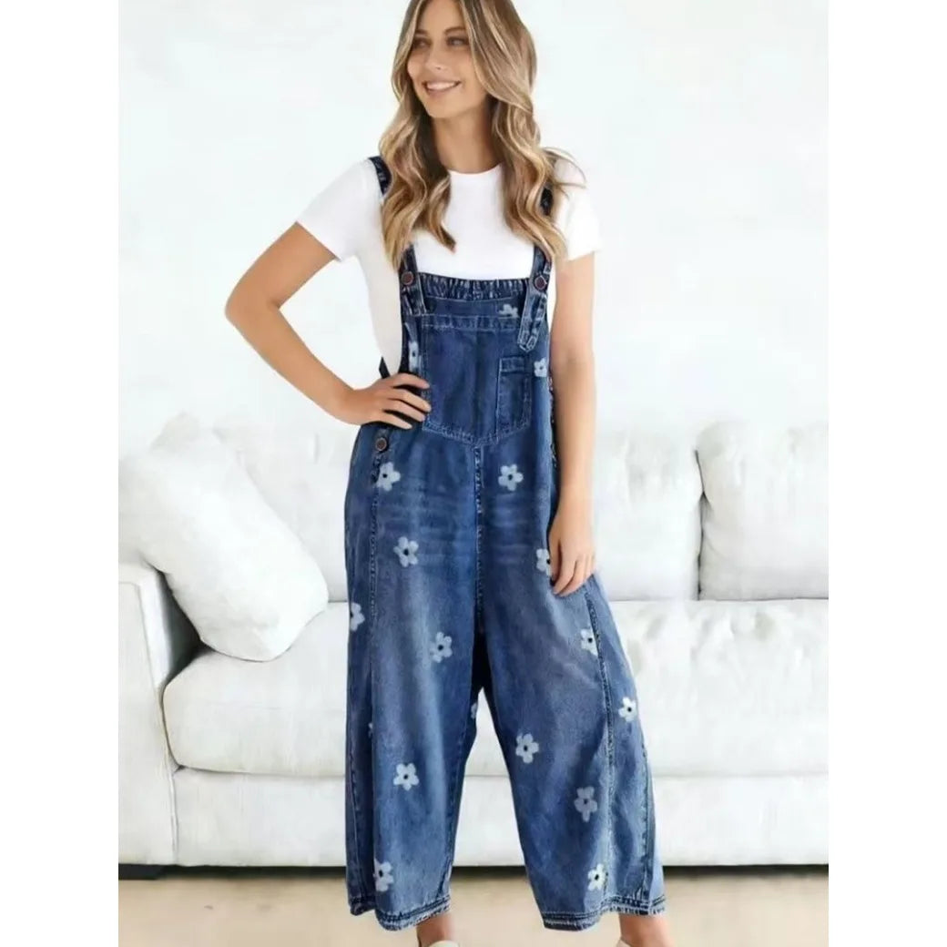 Majken – Blommig hängseloverall i denim