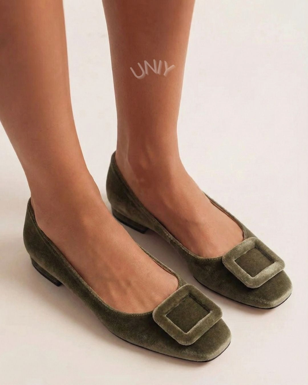 Ylva – Sammetsballerina med fyrkantig spänne