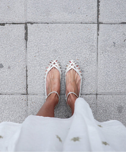 Linnea – Spetsiga sandaler med cut-out och ankelrem