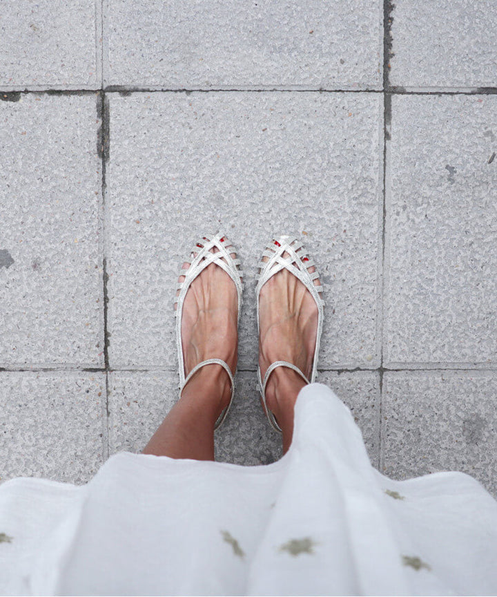 Linnea – Spetsiga sandaler med cut-out och ankelrem