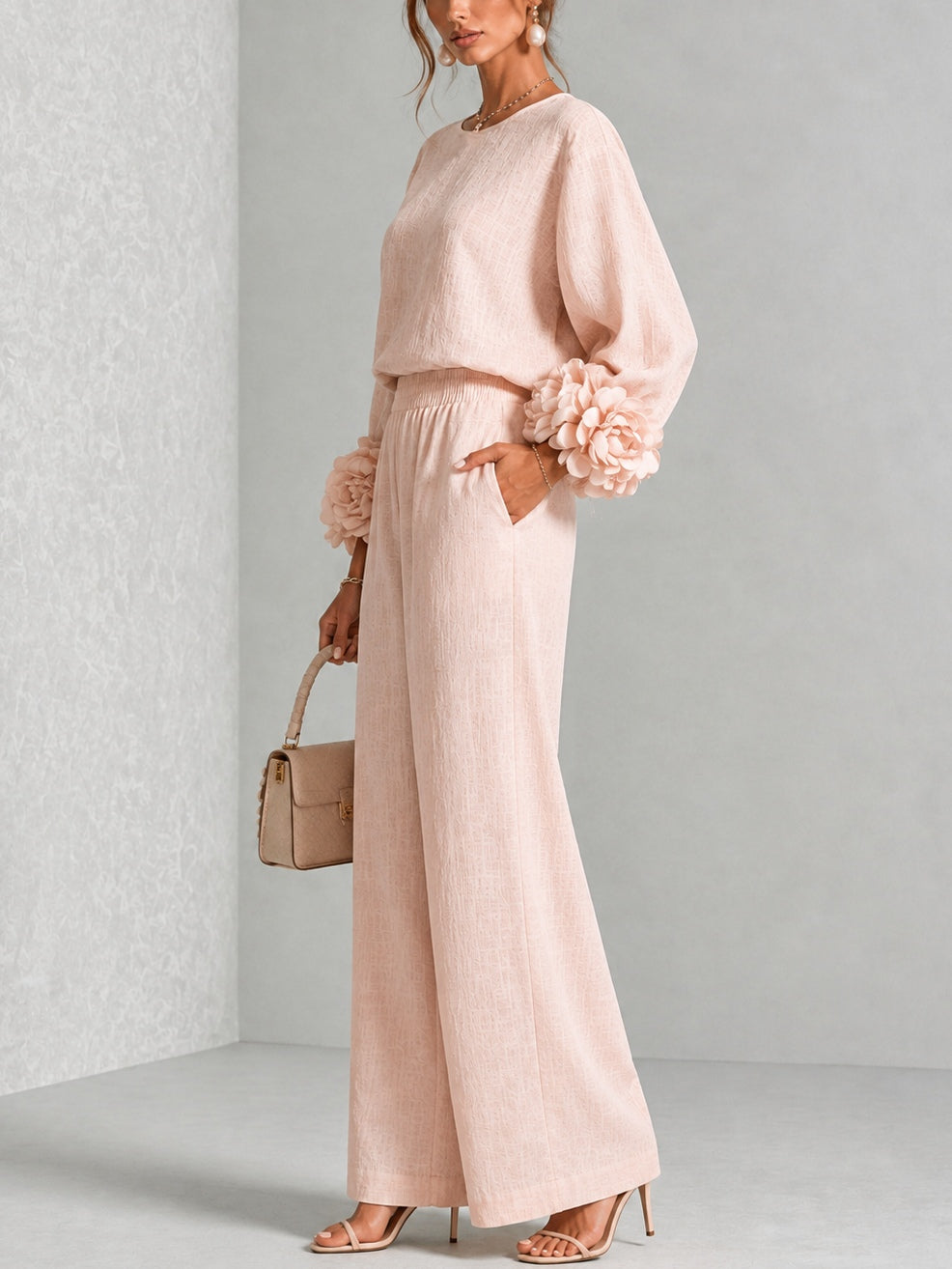 Dorotea – Set med vida byxor och blomsterdetaljer
