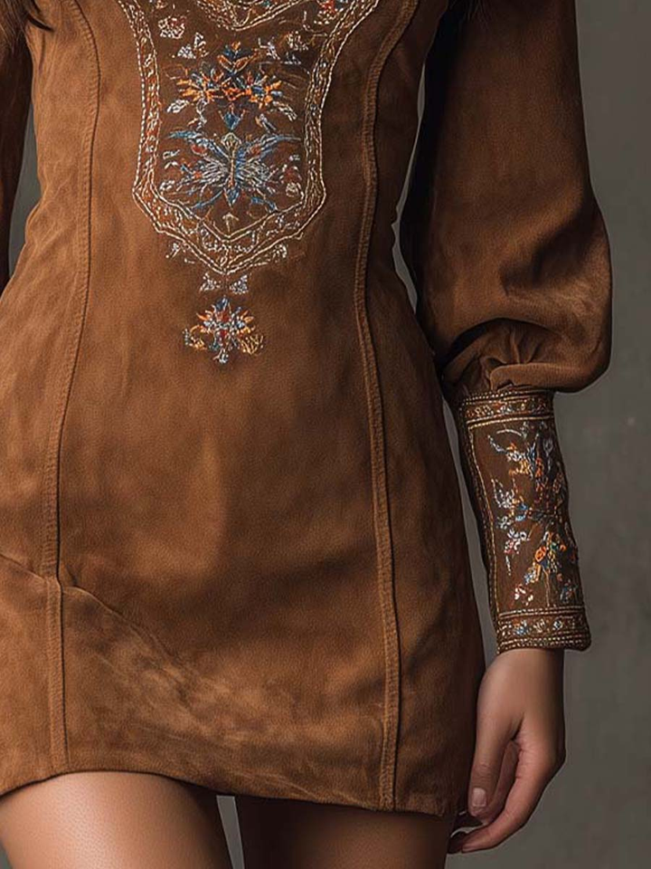 Agneta – Miniklänning i mocka med broderi