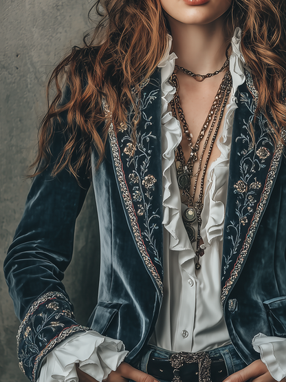 Bodil – Sammetskavaj med broderade detaljer