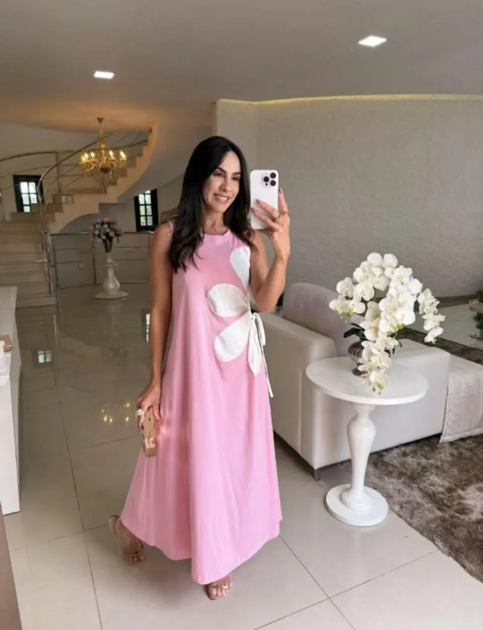 Louise – Ärmlös maxiklänning med blomapplikation