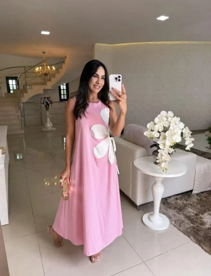 Louise – Ärmlös maxiklänning med blomapplikation