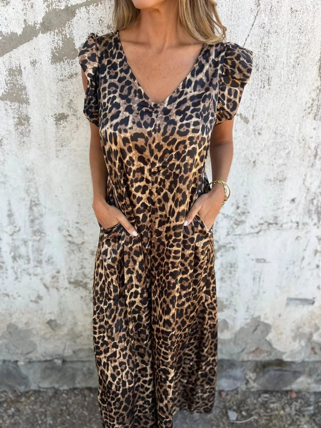 Linn – Ledig midiklänning med leopardmönster