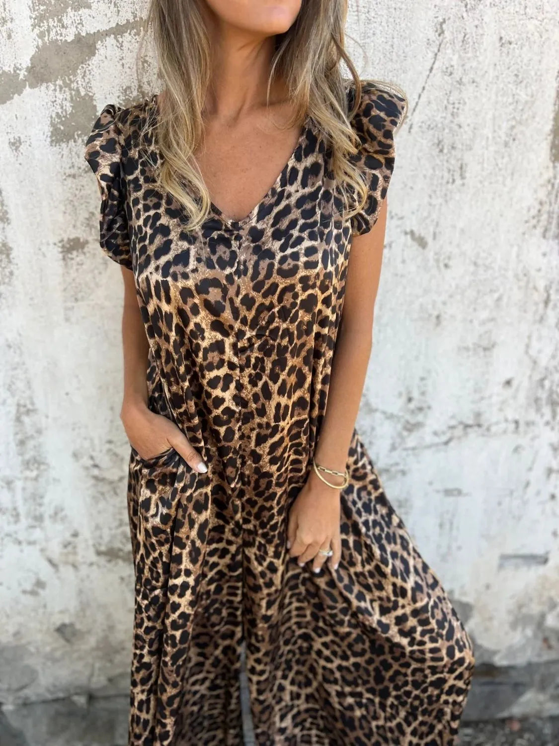 Linn – Ledig midiklänning med leopardmönster