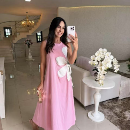 Louise – Ärmlös maxiklänning med blomapplikation