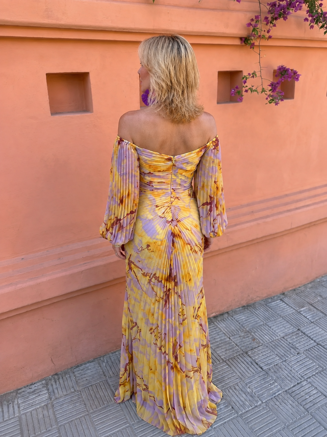 Emelie – Lång off-shoulder-klänning med djup urringning
