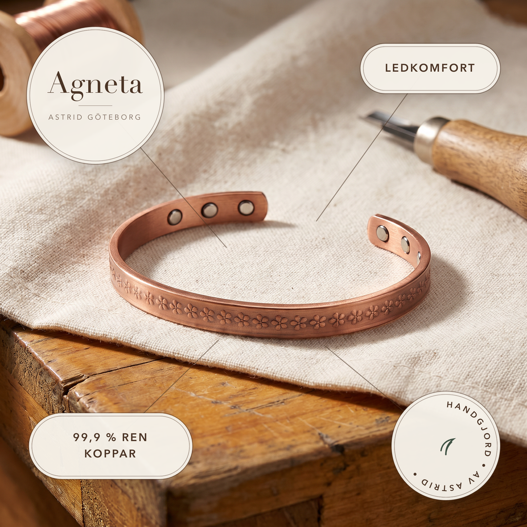 Agneta – Handstämplat koppararmband med blommönster – handgjord av Astrid Göteborg