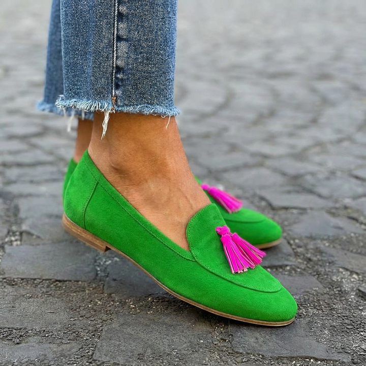 Karin – Grön loafer med fuchsiafärgade fransar