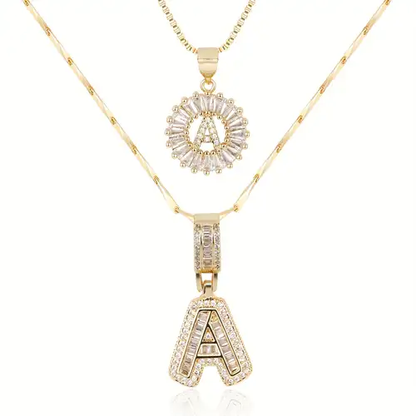 Ulla – elegant set med initialshalsband i guld med pavéstenar